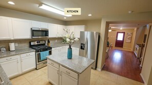 Lemari es besar, microwave, oven, dan kompor