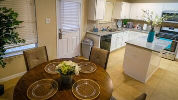 Full-size fridge, microwave, oven, stovetop