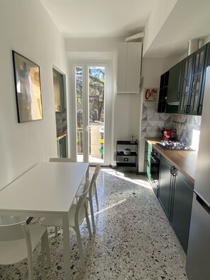 Kühlschrank, Mikrowelle, Ofen, Herdplatte