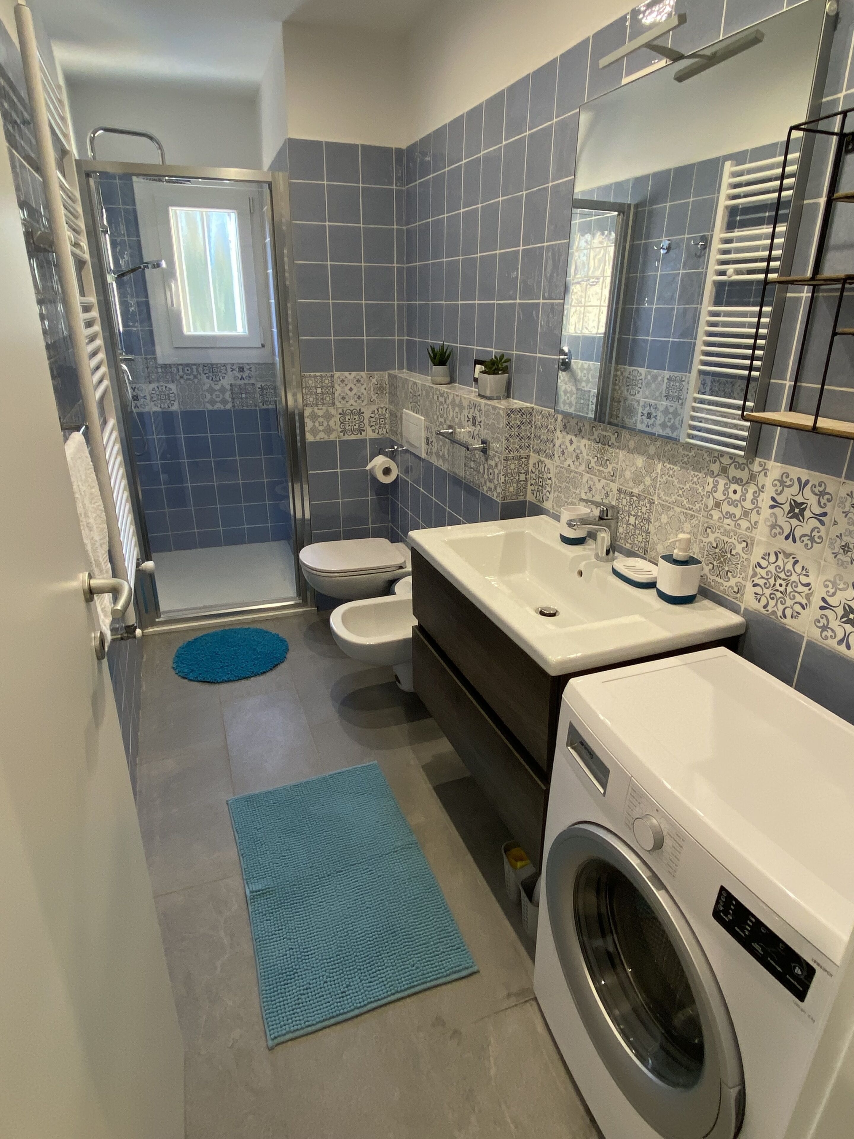 Doccia, asciugacapelli, accappatoio, bidet