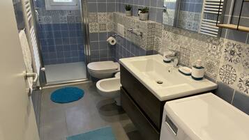 Doccia, asciugacapelli, accappatoio, bidet