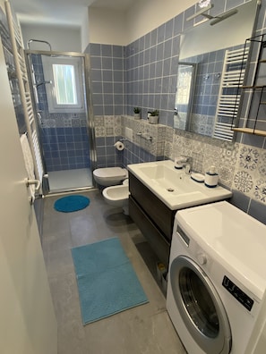 Shower, hair dryer, bathrobes, bidet - Mazzini Malpighi Apartment - Indoor Parking (Bologna)