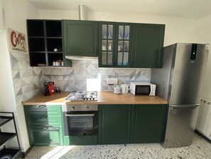 Kühlschrank, Mikrowelle, Ofen, Herdplatte