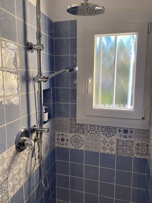 Shower, hair dryer, bathrobes, bidet