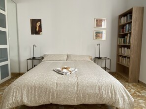 2 bedrooms, iron/ironing board, travel cot, free WiFi
