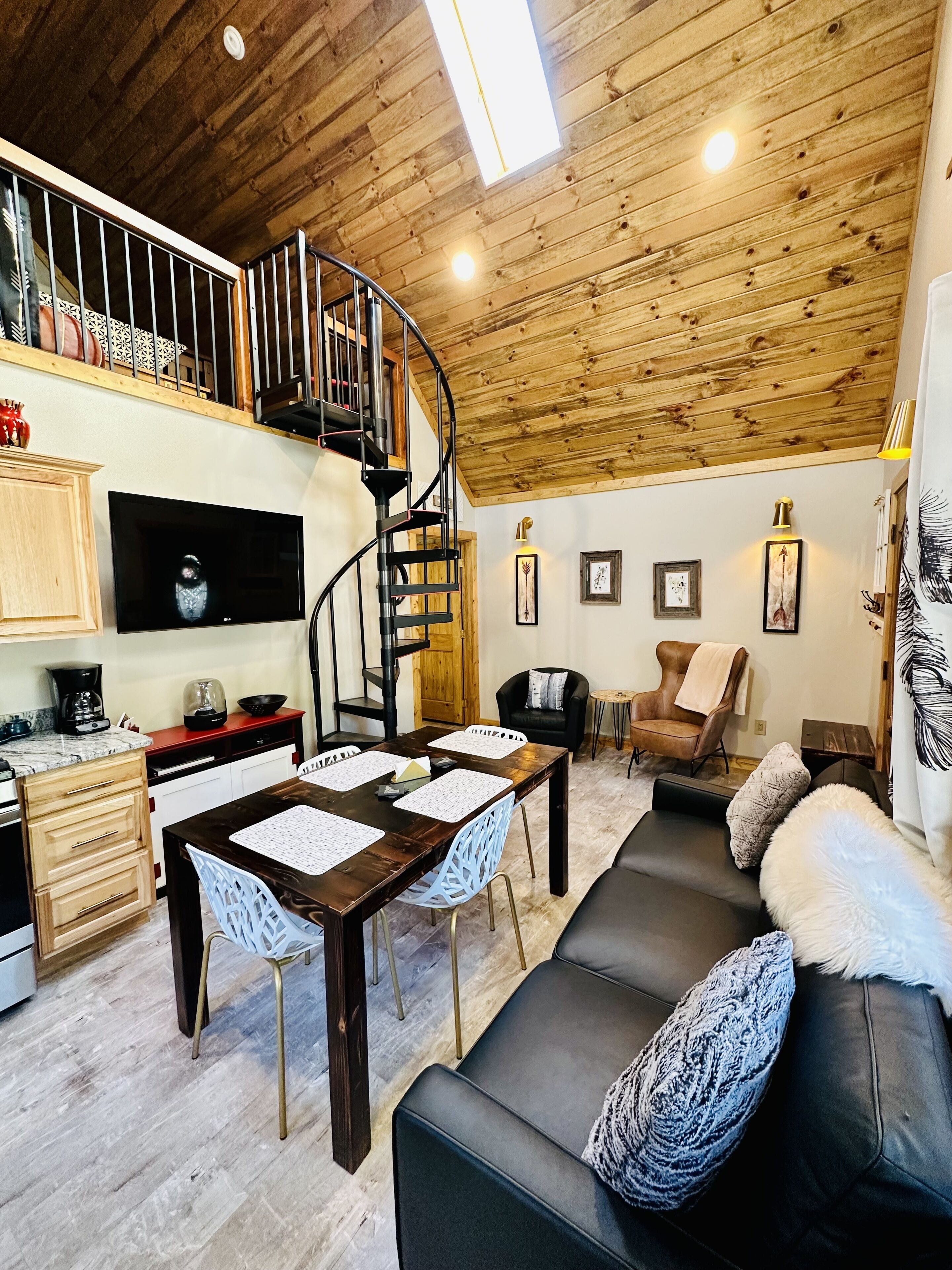 智能電視、壁爐、DVD 播放機、書籍