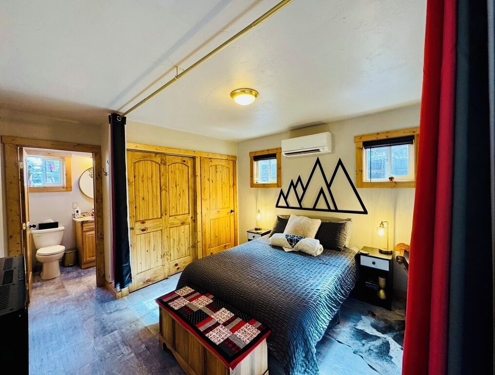 3 bedrooms, iron/ironing board, WiFi (free), bed sheets