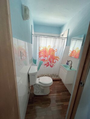 Dusj, hårføner, håndklær og såpe