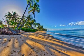 Nær stranden, solsenger og strandhåndklær