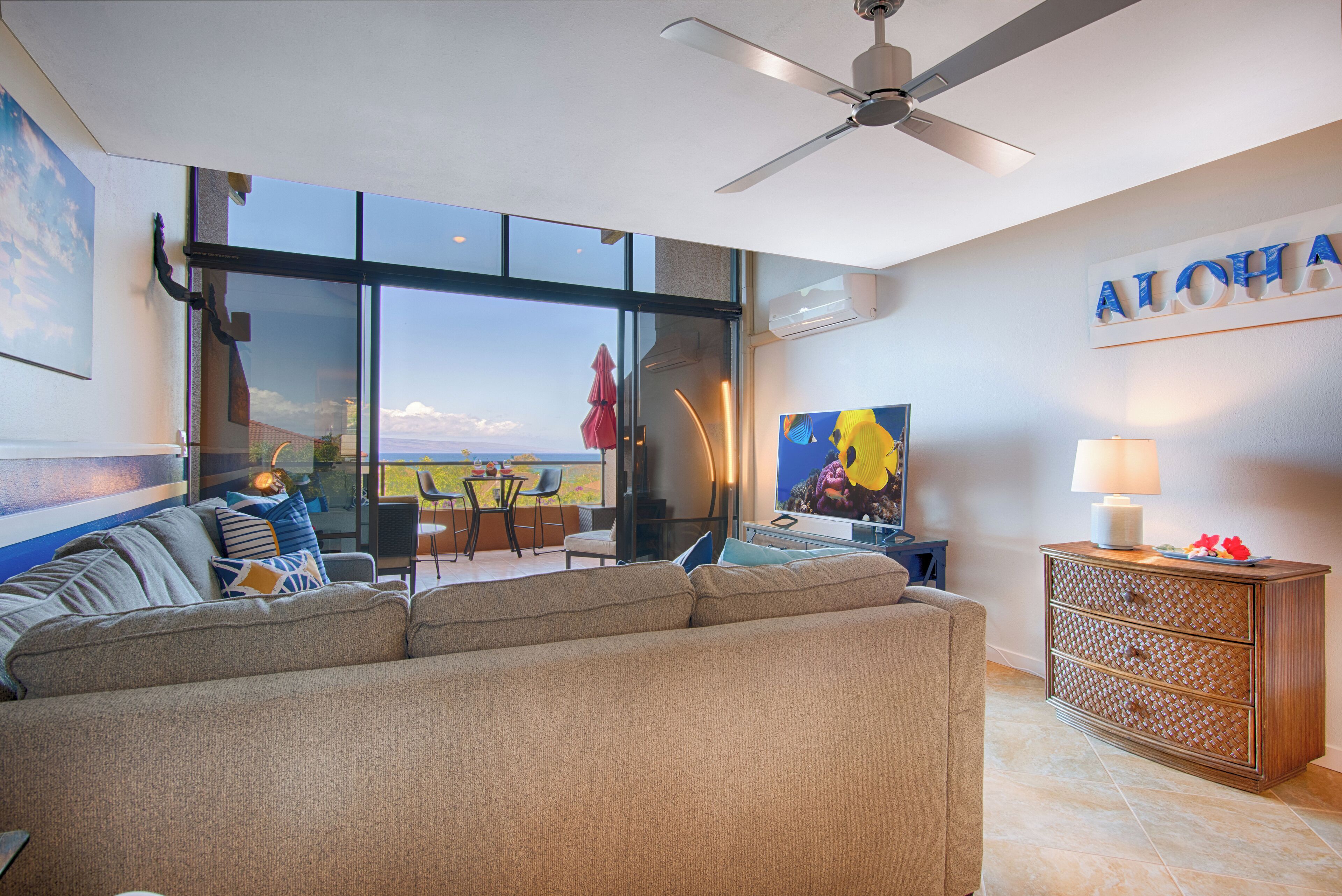 スマートテレビ、DVD プレーヤー、テーブルサッカー台、書庫