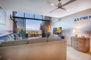 Smart TV, reproductor de DVD, futbolito y libros