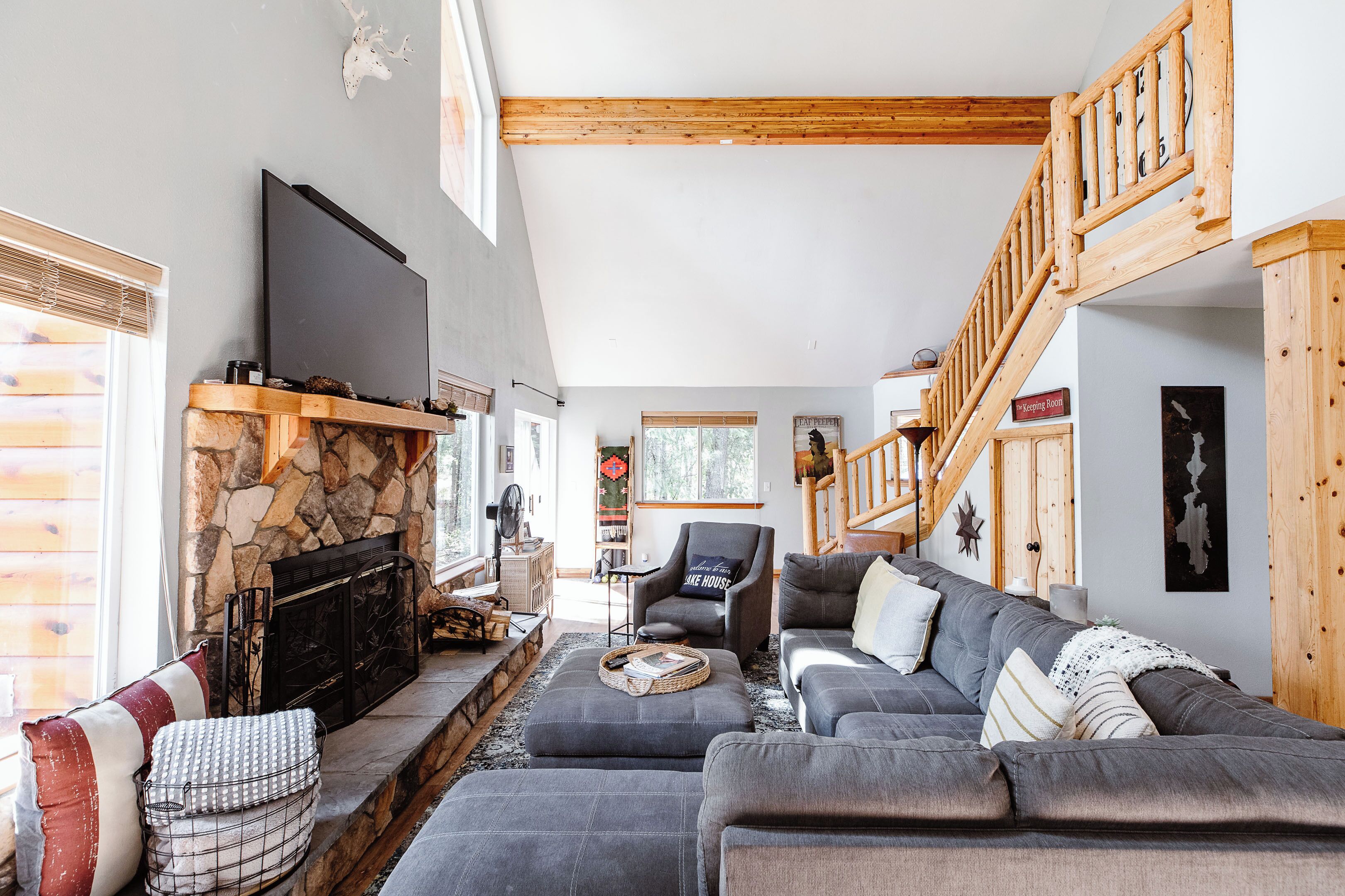 Älytelevisio, takka, DVD-soitin, kirjoja