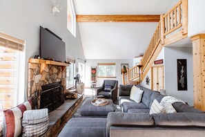 Smart-tv, een open haard, een dvd-speler en boeken