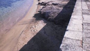 A coastal path with a stone pavement leading to the beach. - Accommodation Mediterraneo Verde - Marzamemi (Marzamemi)