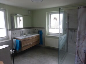Douche, séchoir à cheveux, serviettes fournies, savon