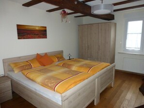 4 Schlafzimmer, Reisekinderbett, kostenloses WLAN, Bettwäsche