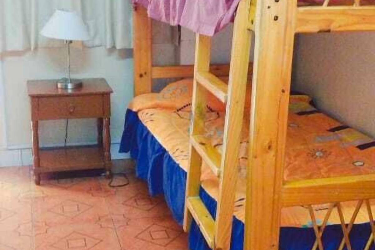 Dormitorio compartido | Edredón, muebles diferentes y escritorio
