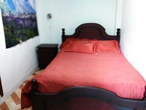 Tweepersoonskamer | Donzen dekbedden, individueel gemeubileerd, een bureau