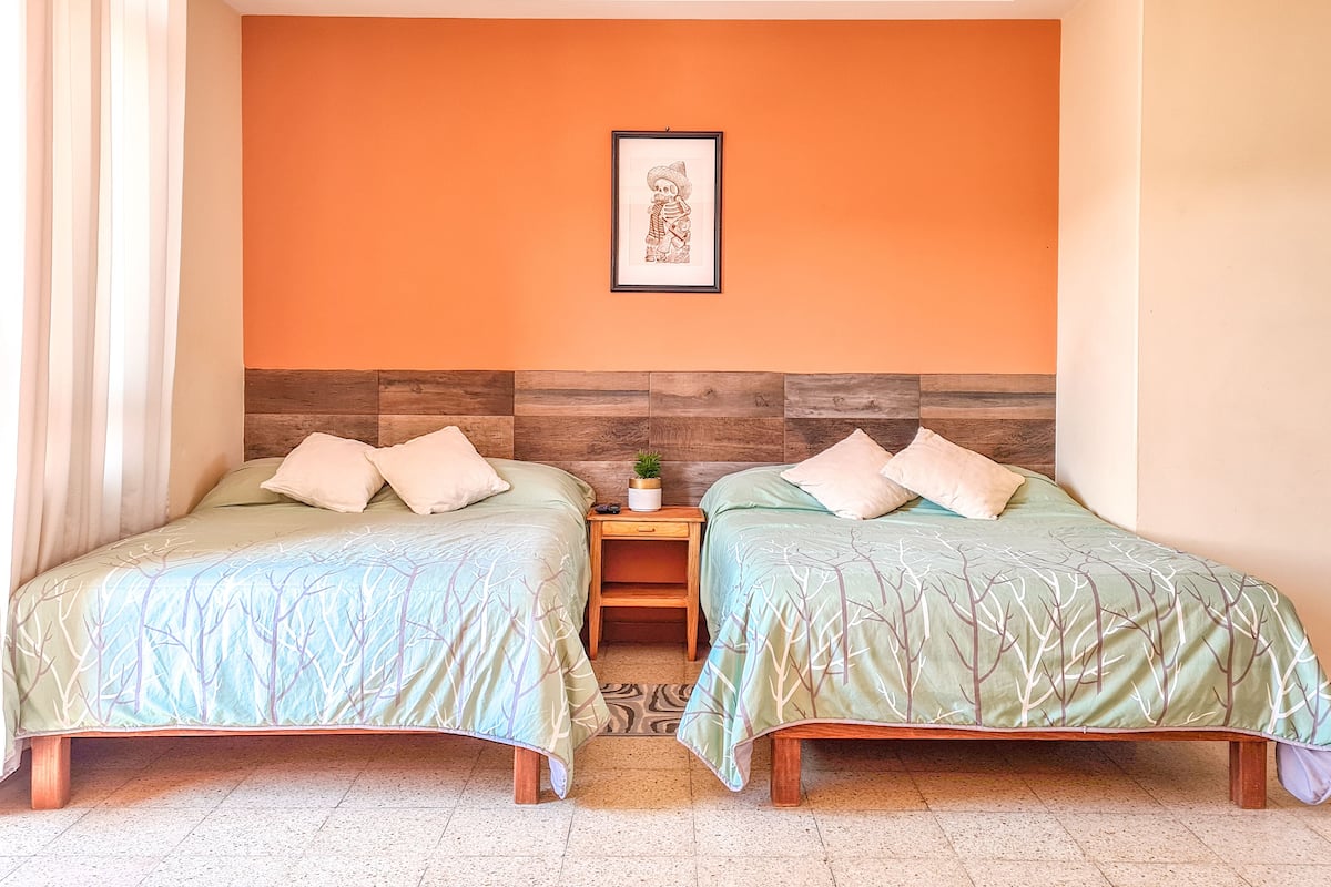 Habitación familiar | Ropa de cama hipoalergénica, edredón y camas con pillow-top