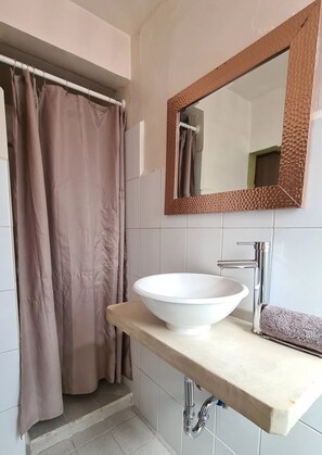 Habitación doble estándar | Baño | Regadera, amenidades de baño gratuitas, toallas, jabón