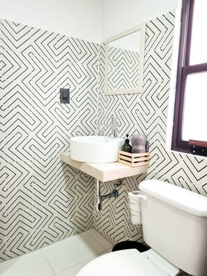 ห้องสแตนดาร์ด | ห้องน้ำ | ฝักบัว, ของใช้ในห้องน้ำฟรี, ผ้าเช็ดตัว, สบู่