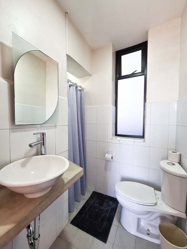 Habitación familiar | Baño | Regadera, amenidades de baño gratuitas, toallas, jabón