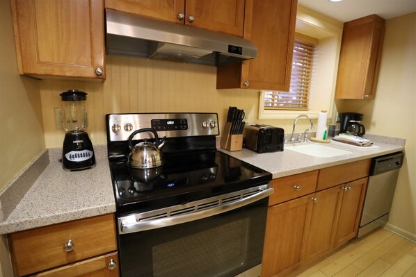 Condo (PB Jan 21st-23rd, 2Bla, Lincoln) | Exterior
