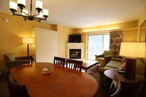 Condo (PB Jan 21st-23rd, 2Bla, Lincoln) | Exterior