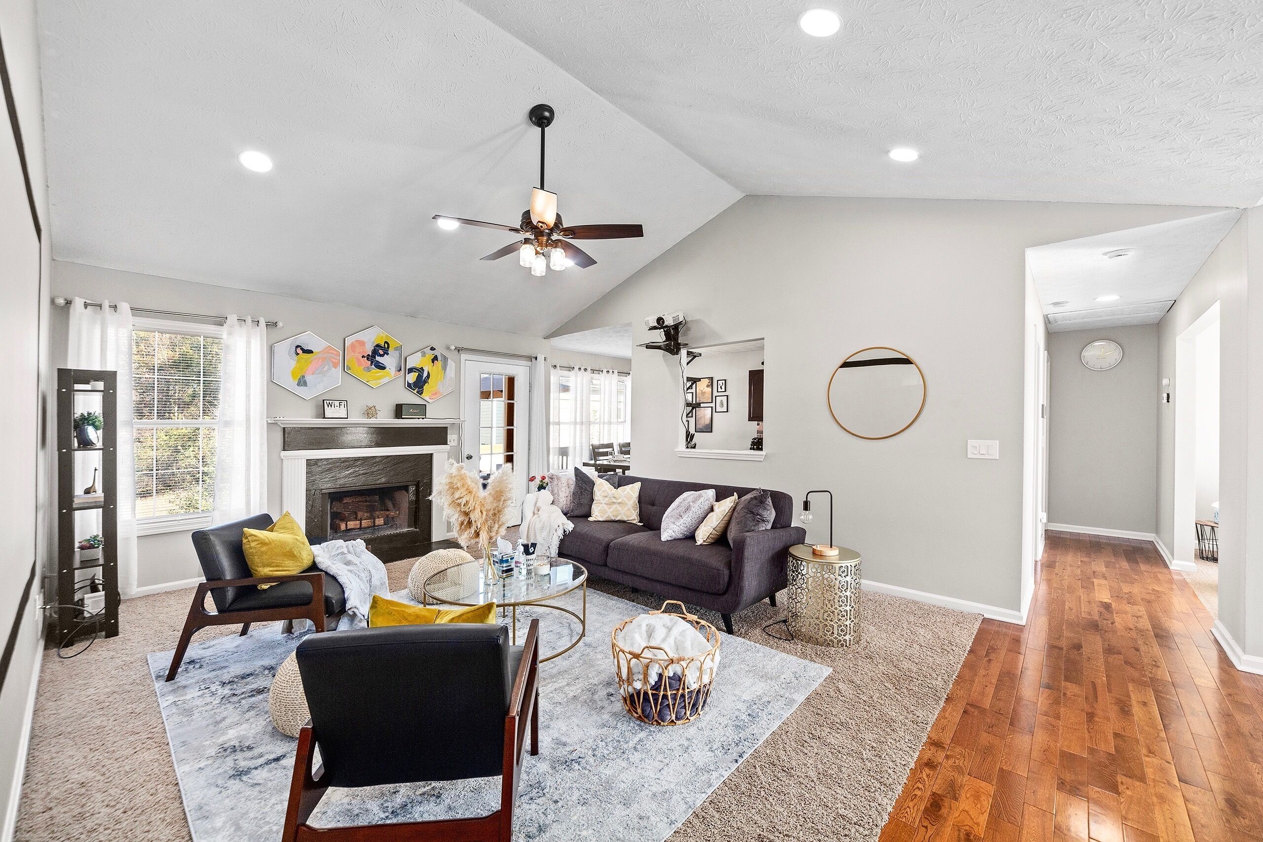 Een smart-tv en een open haard