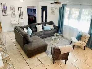 Smart-TV, peis, bordtennis og bøker