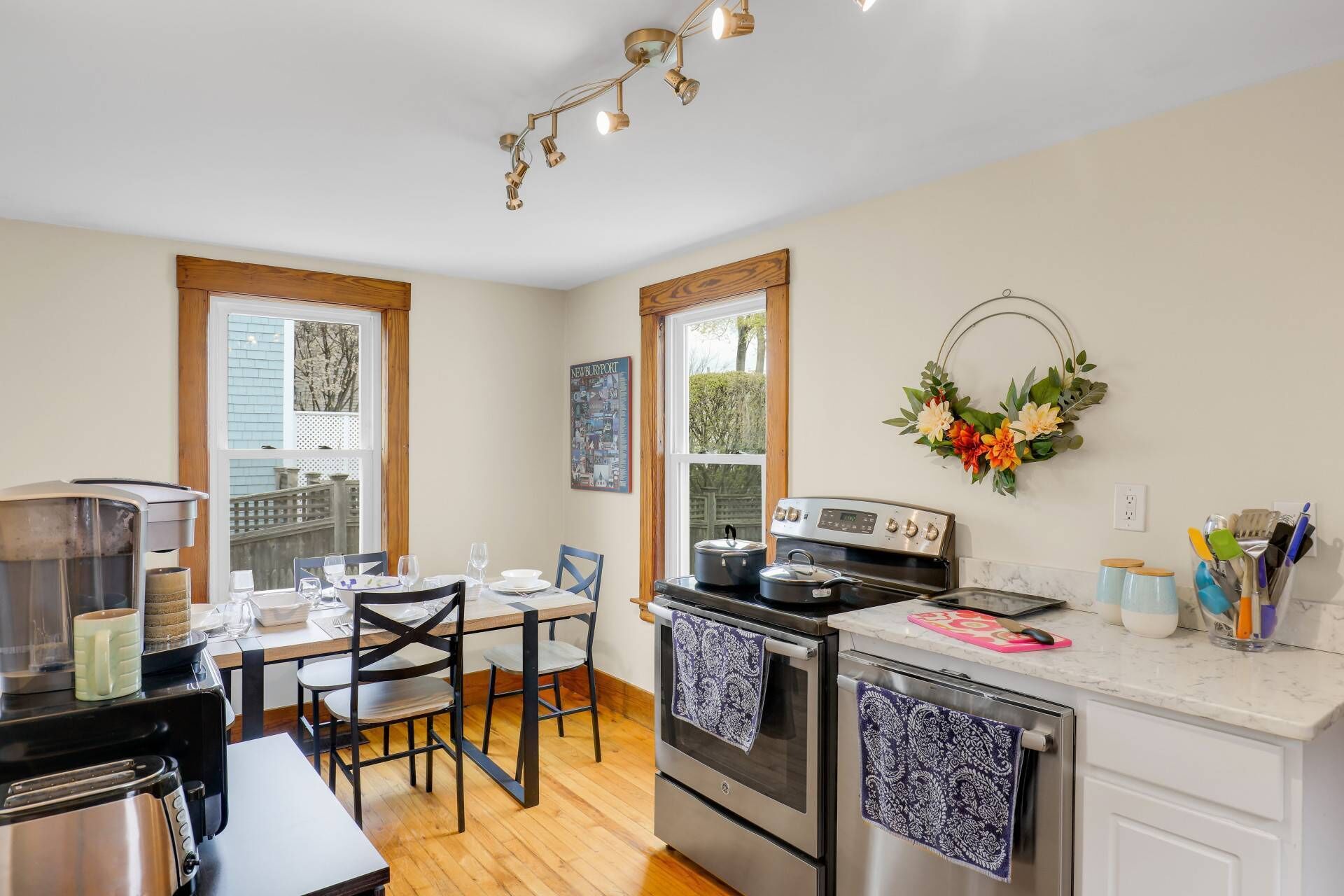 Casa (Joppa Flat) | Cocina privada | Licuadora, toallas de papel y comedor 