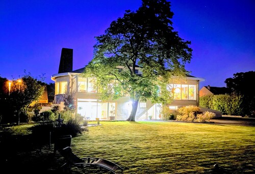 Spacious 8-bedroom villa 4 minutes from the beach