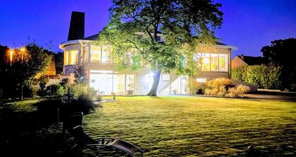 Spacious 8-bedroom villa 4 minutes from the beach