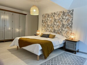 8 habitaciones, escritorio y tabla de planchar con plancha