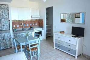 Fridge, oven, stovetop, coffee/tea maker