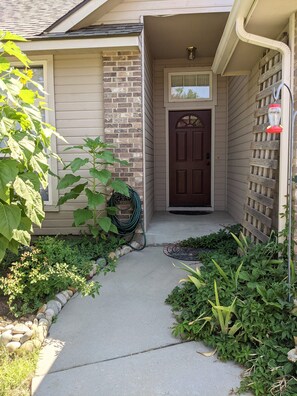 Exterior detail - Sunlit & Spacious 3 BR Home Wonderfully Located! (Boise)