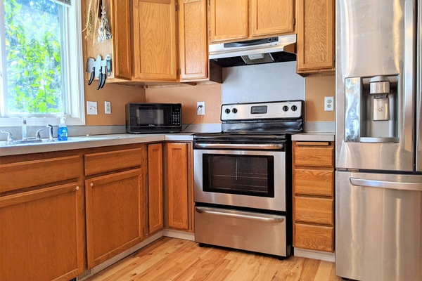 Kylskåp, mikrovågsugn, ugn och spishäll