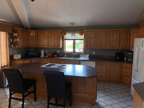 Luxury 3-Bedroom Home Next to Snowmobile Trails