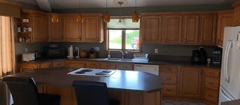Luxury 3-Bedroom Home Next to Snowmobile Trails