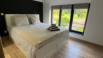 2 Schlafzimmer, Schreibtisch, Bügeleisen/Bügelbrett, Reisekinderbett