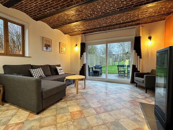 智能电视、壁炉、乒乓球