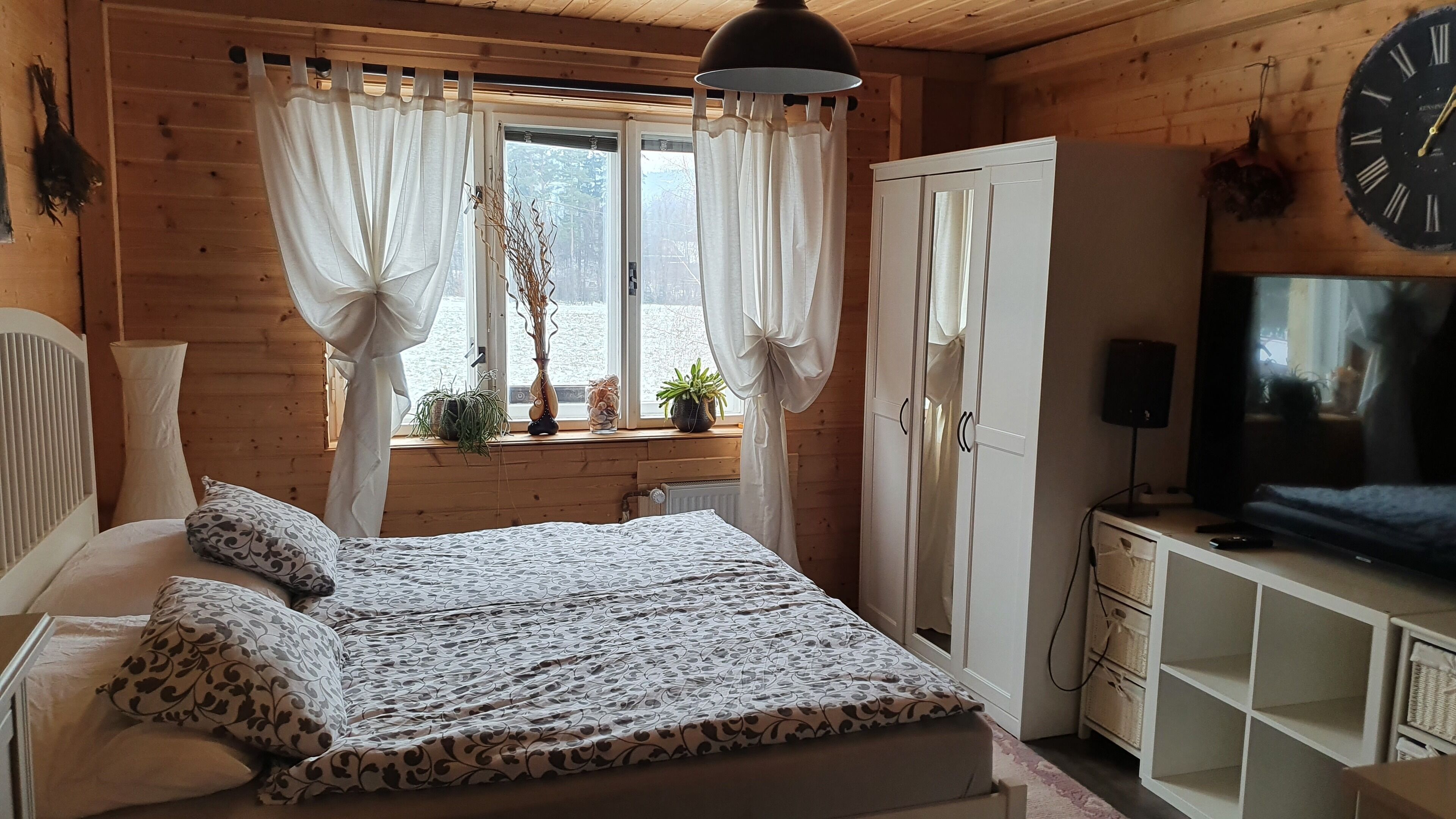 3 quartos, cofres nos quartos, escrivaninha