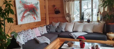 Smart-tv, eldstad, böcker och datorskärmar