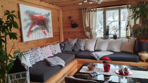 تلفزيون ذكي، مدفأة، كُتُب، شاشة كمبيوتر