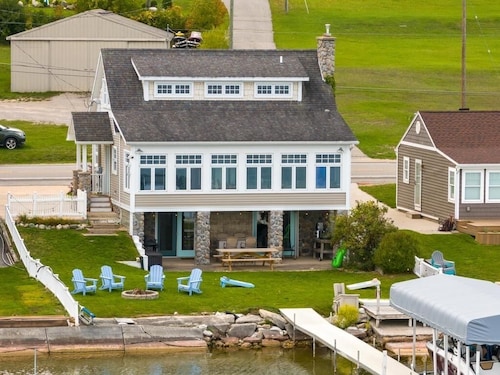 Lakeside, New Large Dock & Mooring Ball. On beautiful  Lake Charlevoix 🥂