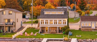 Lakeside, New Large Dock & Mooring Ball. On beautiful Lake Charlevoix 🥂