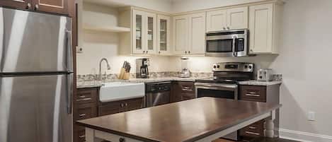 Een koelkast, een microgolfoven, een oven, een kookplaat