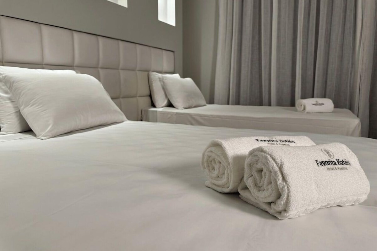 客房内保险箱、办公桌、笔记本电脑工作区、遮光窗帘