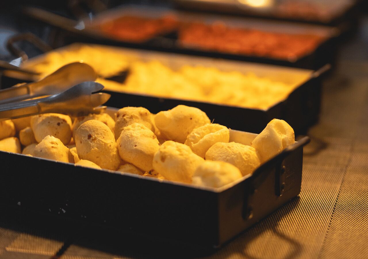 Un plateau de petits cubes de fromage jaune.