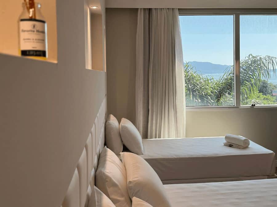 Caja de seguridad en la habitación y escritorio